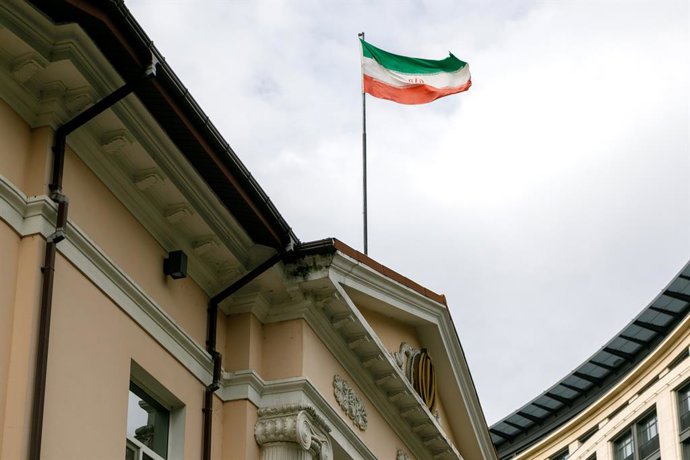 Archivo - October 4, 2024, Kyiv, Ukraine: KYIV, UKRAINE - OCTOBER 04, 2024 - Flag of the Islamic Republic of Iran flies over the building of the embassy in Kyiv, capital of Ukraine
