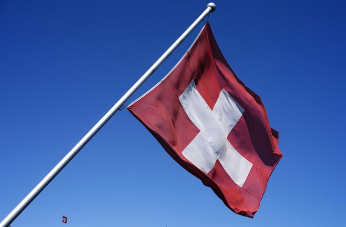 Archivo - 22 July 2025, Switzerland, Lancy: A Swiss flag is seen ahead of the UEFA Women's Euro 2025 semi-final soccer match between England and Italy at the Stade de Geneve. Photo: Nick Potts/PA Wire/dpa