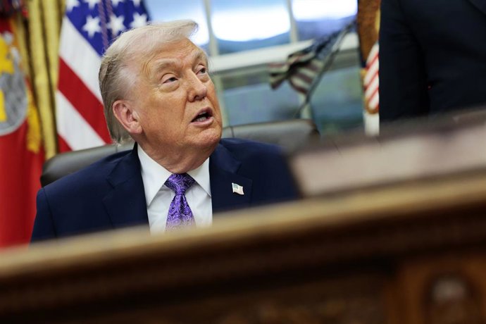 11 de dezembro de 2025, Washington, Distrito de Columbia, EUA: O presidente dos Estados Unidos, Donald J. Trump, durante uma cerimônia de assinatura sobre inteligência artificial no Salão Oval da Casa Branca em Washington, DC, EUA, em 11 de dezembro de 20