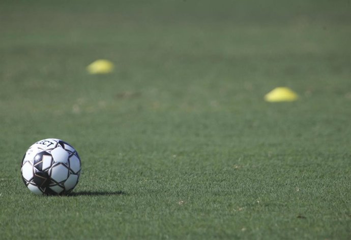 Archivo - Balón de fútbol (archivo)