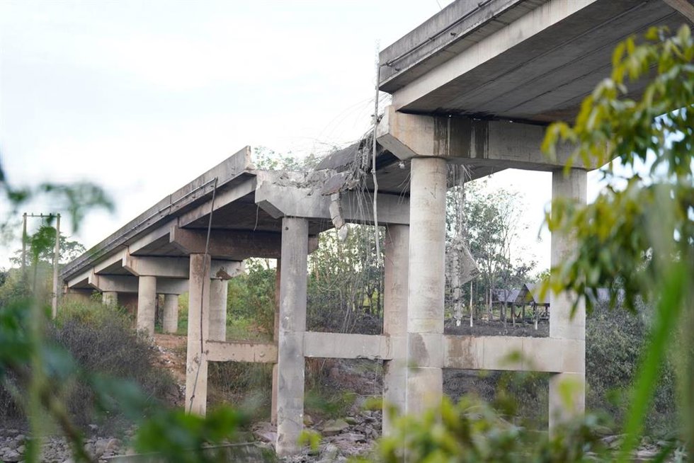 Un puente dañado en Camboya por el Ejército de Tailandia.