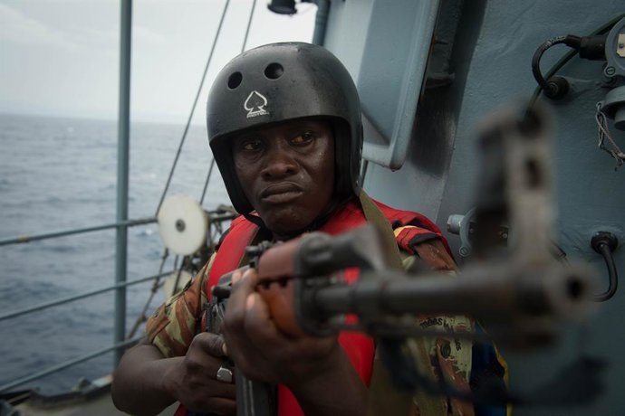 Archivo - March 25, 2015 - Fgs Brandenburg, At sea - A Beninese soldier provides security aboard the German Navy Type F123 Brandenburg-class frigate FGS Brandenburg during a simulated drug smuggling scenario for exercise Obangame Express March 25, 2015 in