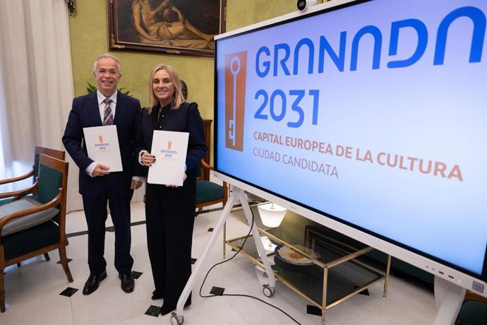 La alcaldesa de Granada, Marifrán Carazo, junto al presidente de la Fundación Círculo de Mecenazgo del Festival Internacional de Música y Danza de Granada, Javier López García.