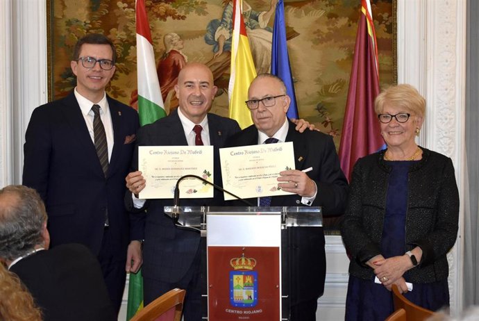 El hostelero logroñés Mariano Moracia y el periodista de TVE Moisés Rodríguez, Escudos de Honor de Centro Riojano Madrid