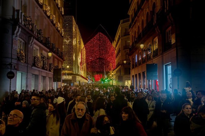 Luces de navidad, a 3 de diciembre de 2025, en Madrid (España). Madrid ilumina sus calles con más de 13 millones de luces LED en 240 puntos de la ciudad, destacando un árbol de 37 metros en Sol, un túnel luminoso en Gran Vía y un ángel gigante de 18 metro