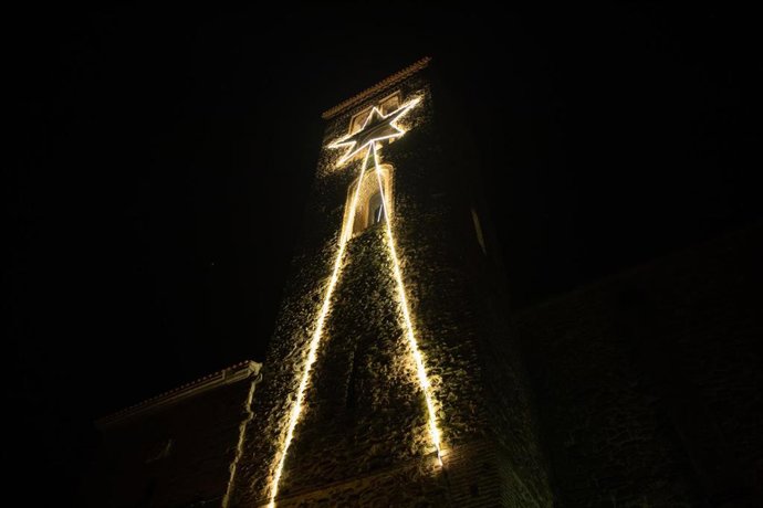 Archivo - Recurso de un árbol de Navidad hecho con luces en el Belén Viviente de Buitrago de Lozoya, a 16 de diciembre de 2023, en Buitrago de Lozoya, Madrid (España). 