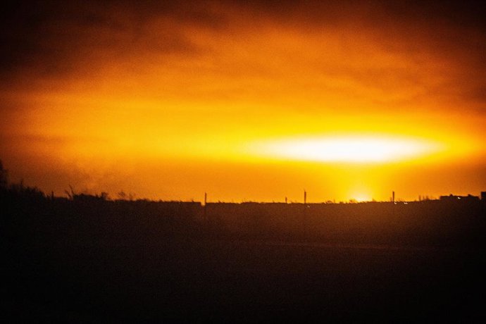 8 de dezembro de 2025, Sumy, Sumy, Ucrânia: Explosões iluminam o céu noturno durante um ataque maciço de drones russos à infraestrutura de energia, deixando grande parte da cidade de Sumy sem eletricidade. Treze explosões foram relatadas em um período de 