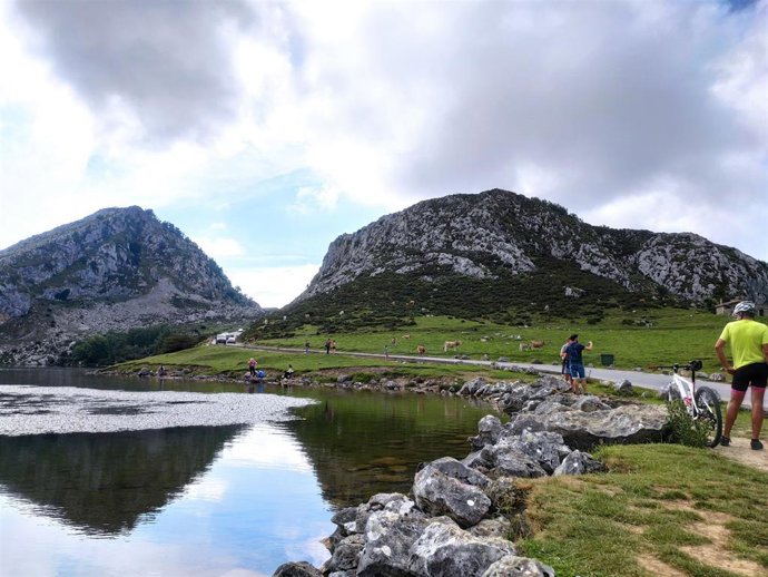 Archivo - Lago Enol, uno de los Lagos de Covadonga, en los Picos de Europa.