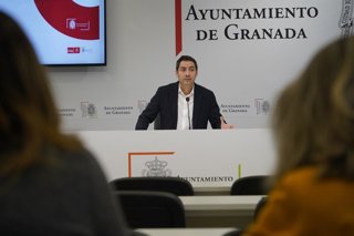 El viceportavoz del PSOE de Granada, Eduardo Castillo, en rueda de prensa.