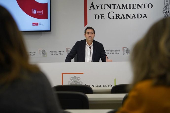 El viceportavoz del PSOE de Granada, Eduardo Castillo, en rueda de prensa.