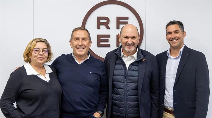 El presidente de la Real Federación Española de Fútbol (RFEF), Rafael Louzán, se reúne con el presidente de la Federación Navarra de Fútbol, Rafael del Amo
