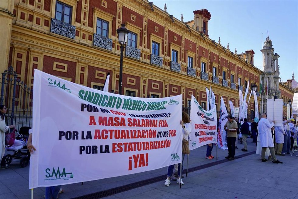 Archivo - Imagen de archivo de una manifestación del Sindicato Médico Andaluz (SMA) desde el Palacio de San Telmo en Sevilla.