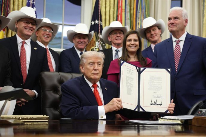 El presidente de Estados Unidos, Donald Trump, recibe en el Despacho Oval al equipo estadounidense de hockey sobre hielo que logró el oro en los Juegos Olímpicos de Invierno de 1980