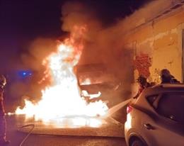 Una furgoneta se incendia en una zona de estacionamiento de vehículos de Santoña