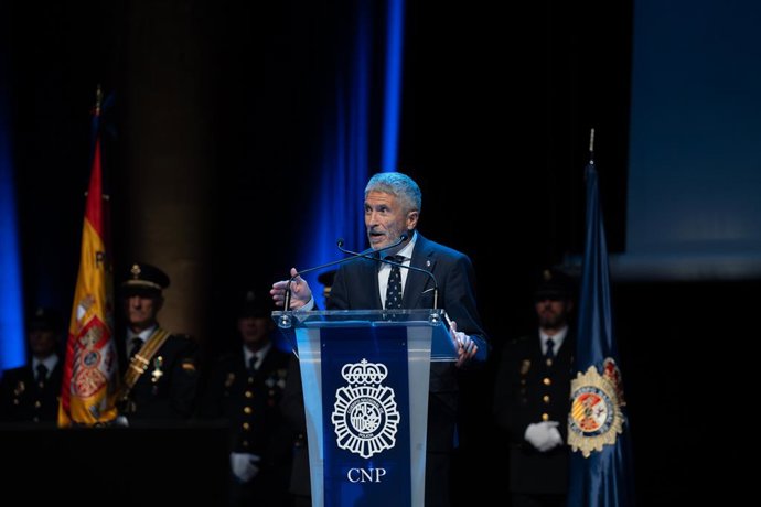 Archivo - Arquivo - O Ministro do Interior, Fernando Grande-Marlaska, discursa durante uma cerimônia do Dia Nacional da Polícia, 10 de outubro de 2022, em Barcelona, Catalunha (Espanha). Durante o evento, foi prestada uma homenagem àqueles que caíram no c