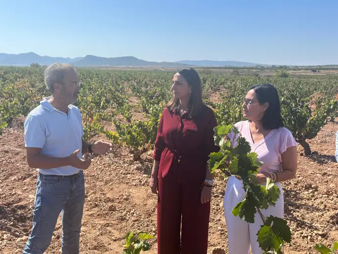 Consejera Sara Rubira junto a la alcaldesa de Yecla, Remedios Lajara, en un viñedo del municipio.