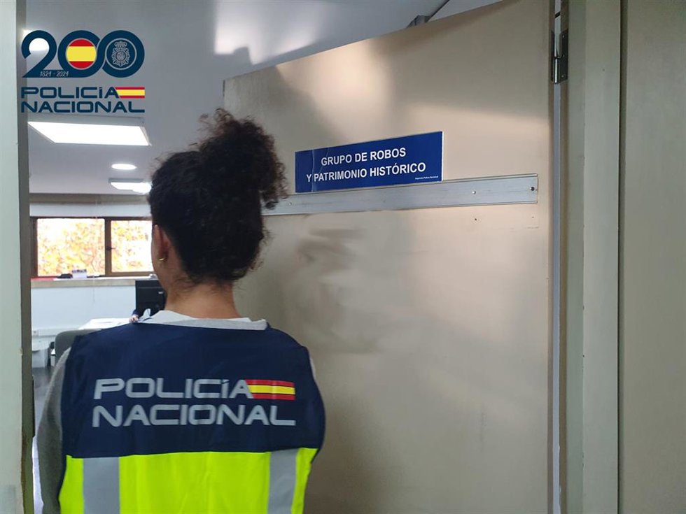 Una agente del Grupo de Robos y Patrimonio Histórico de la Policía Nacional