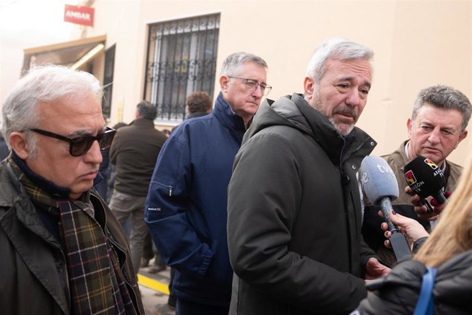 El presidente del Gobierno de Aragón, Jorge Azcón, junto a los consejeros de Agricultura, Ganadería y Alimentación, Javier Rincón, y de Medio Ambiente y Turismo, Manuel Blasco, atiende a los medios de comunicación. 