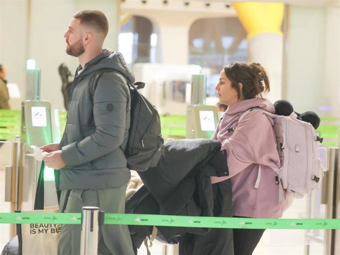 Anabel Pantoja y David Rodríguez en el Aeropuerto Adolfo Suárez Madrid-Barajas a 12 de diciembre de 2025 en Madrid (España).