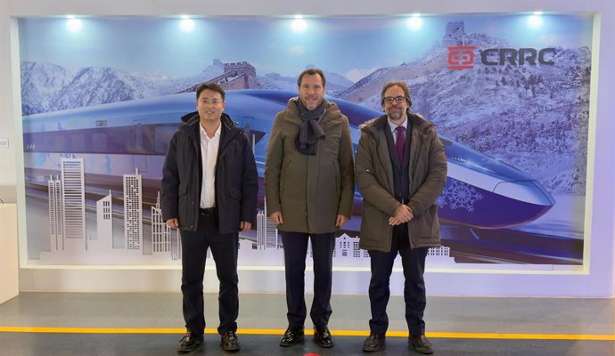 El ministro de Transportes y Movilidad Sostenible, Óscar Puente, en su visita a CRRC, en China.