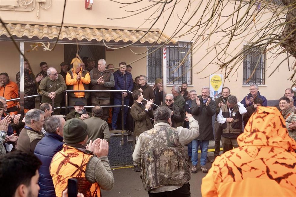 El presidente del Gobierno de Aragón, Jorge Azcón, rodeado de cazadores en Villarreal de Huerva.