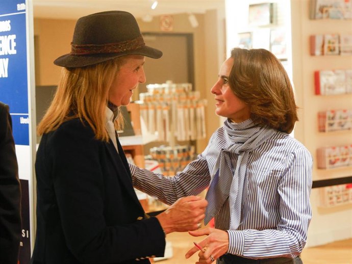 La infanta Elena en la firma de libros de las memorias del Rey Juan Carlos con la biógrafa, Laurence Debray, a 12 de diciembre de 2025 en Madrid (España).