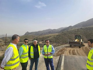 El diputado provincial de Fomento de Almería, Antonio Jesús Rodríguez, y el alcalde de Turrillas, Antonio Jesús Segura, durante la visita a los trabajos de rehabilitación y mejora de la carretera provincial AL-3105.