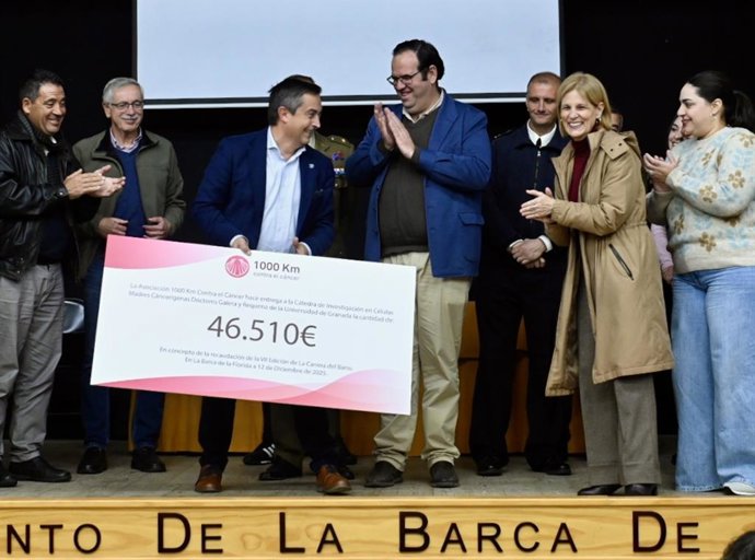 La alcaldesa de Jerez (Cádiz), María José García-Pelayo, entrega el cheque de 46.510 euros recaudados en la VII Carrera del Barro contra el cáncer.