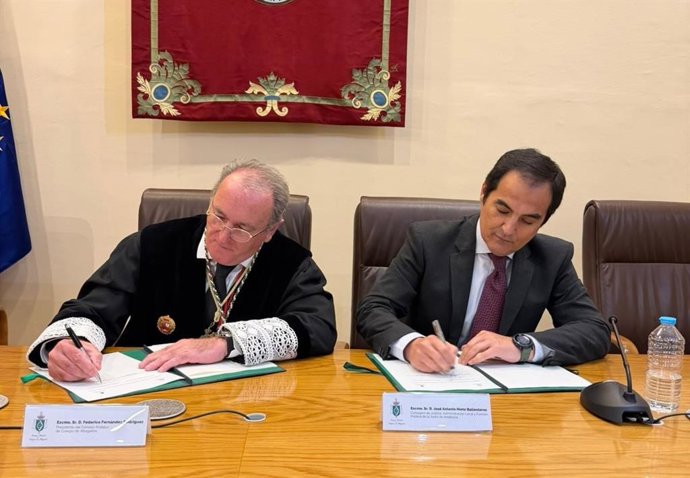 El consejero de Justicia, Administración Local y Función Pública, José Antonio Nieto, junto con el presidente del Consejo Andaluz de Colegios de Abogados (Cadeca), Federico Fernández.