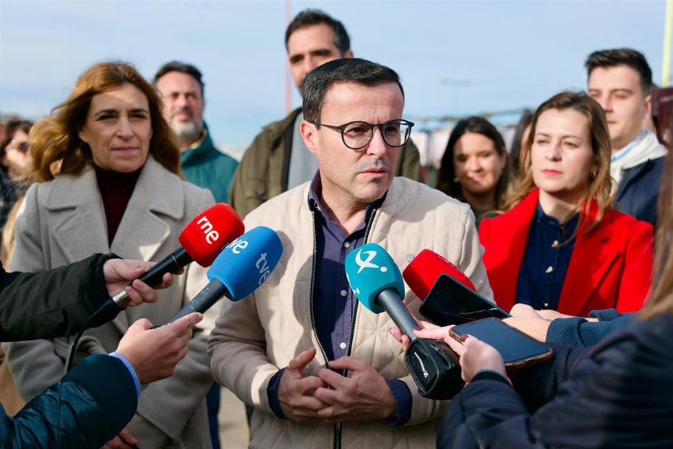 El candidato socialista a la presidencia de la Junta de Extremadura, Miguel Ángel Gallardo, atiende a los medios en el mercadillo de Villanueva de la Serena (Badajoz)