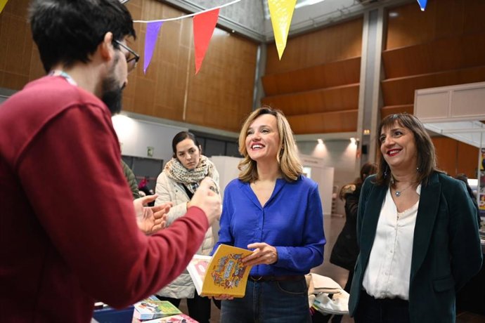 La secretaria general del PSOE Aragón, Pilar Alegría, este sábado en el XXIV Salón del Cómic Zaragoza, en la Sala Multiusos del Auditorio. A su lado , la portavoz del PSOE en el Ayuntamiento de Zaragoza, Lola Ranera.