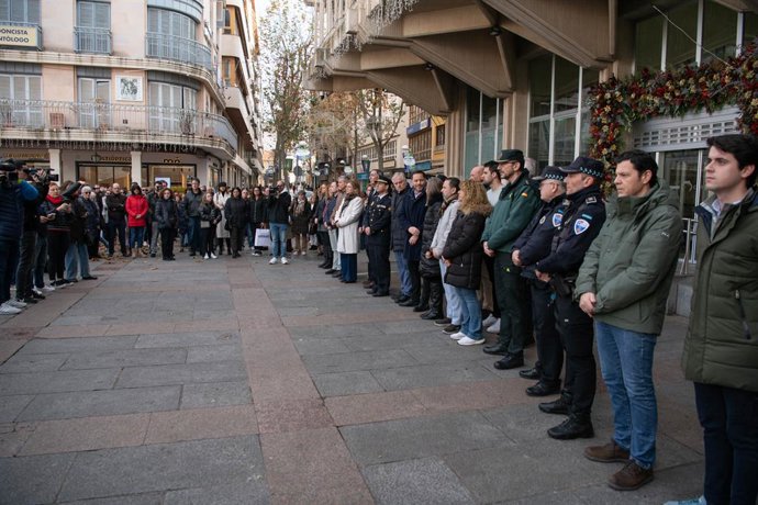 Pedido de um minuto de silêncio em sinal de luto pela morte de um bebê, em frente à Prefeitura, em 13 de dezembro de 2025, em Ciudad Real, Castilla-La Mancha (Espanha). A Polícia Nacional prendeu um pai e uma mãe em Ciudad Real.