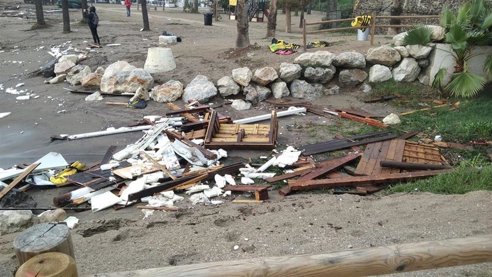 El fuerte oleaje provocado por el temporal ha arrastrado este sábado un kiosco de enseres náuticos y varias pasarelas de madera en la playa situada junto al Sunset Beach Club en la ciudad malagueña de Benalmádena.