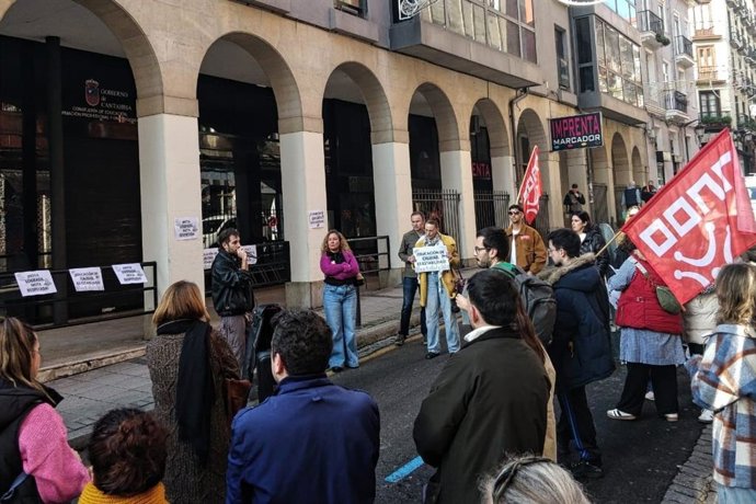 Medio centenar de docentes se concentra frente a Educación contra los cambios en las Oposiciones 2026 y la interinidad