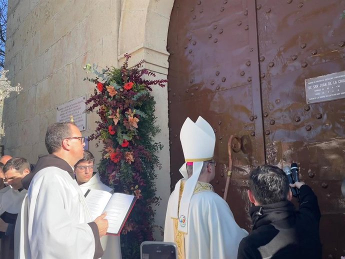 El obispo de Segovia, Jesús Vidal, y el prepósito General del Carmelo Descalzo, Miguel Márquez, presiden la apertura de la Puerta Santa en el Año Jubilar Sanjuanista. Iglesia-Sepulcro de San Juan de la Cruz de los Carmelitas Descalzos