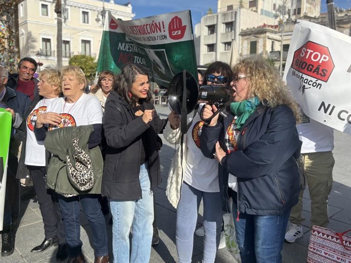 La candidata de Unidas por Extremadura a la Presidencia de la Junta, Irene de Miguel, asiste en Mérida a una concentración contra los proyectos de plantas de biogás