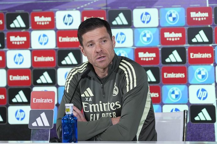 Xabi Alonso, técnico do Real Madrid, participa de sua coletiva de imprensa durante o dia de treinamento do Real Madrid antes da partida de futebol contra o Elche CF pela Liga Espanhola, LaLiga EA Sports, na Ciudad Deportiva Real Madrid, em 22 de novembro 