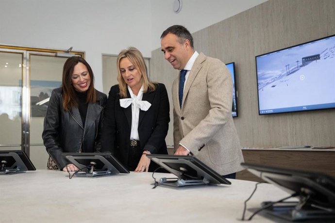 La alcaldesa de Granada, Marifrán Carazo, junto a la Consejera de Fomento de la Junta de Andalucía, Rocío Díaz y el presidente de la Diputación Provincial, Francis Rodríguez.