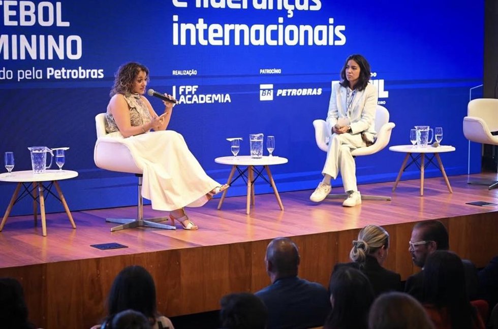 Beatriz Álvarez expone el modelo de Liga F durante un congreso en Sao Paulo.