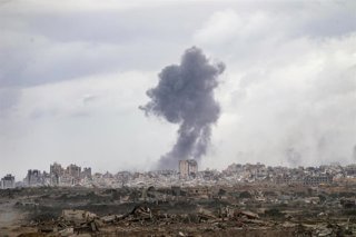 Archivo - Una columna de humo tras un ataque israelí en la Franja de Gaza (archivo)