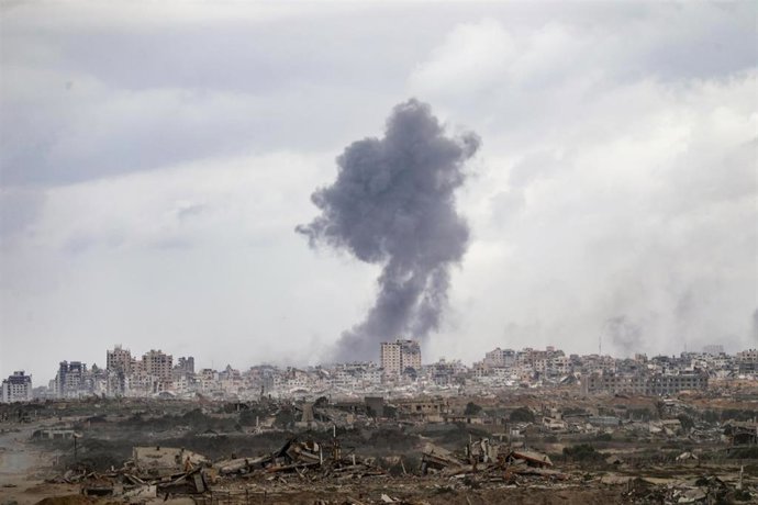 Archivo - Una columna de humo tras un ataque israelí en la Franja de Gaza (archivo)