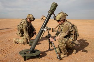 Archivo - December 23, 2024 - Syria - U.S. Army Soldiers assigned to 4th Platoon, Alpha Company, 1st Battalion, 32nd Infantry Regiment, 1st Brigade Combat Team, 10th Mountain Division, set up a mortar weapon system during a patrol of the Deconfliction Zon