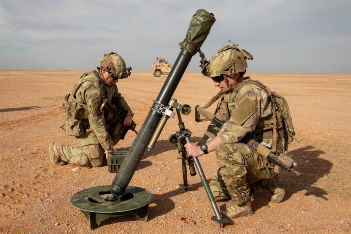 Archivo - December 23, 2024 - Syria - U.S. Army Soldiers assigned to 4th Platoon, Alpha Company, 1st Battalion, 32nd Infantry Regiment, 1st Brigade Combat Team, 10th Mountain Division, set up a mortar weapon system during a patrol of the Deconfliction Zon