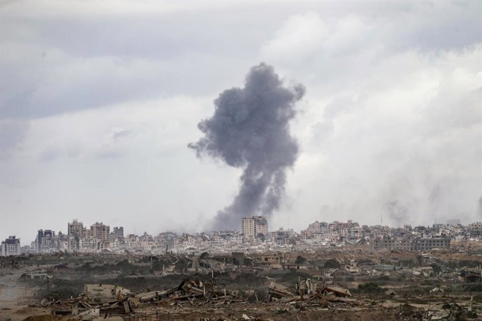 Archivo - Arquivo - 9 de outubro de 2025, Campo de Nusairat, Faixa de Gaza, Território Palestino: A fumaça aumenta quando as forças israelenses atacam para impedir a travessia para o norte pela rua Rashid, apesar do acordo de cessar-fogo alcançado e que d