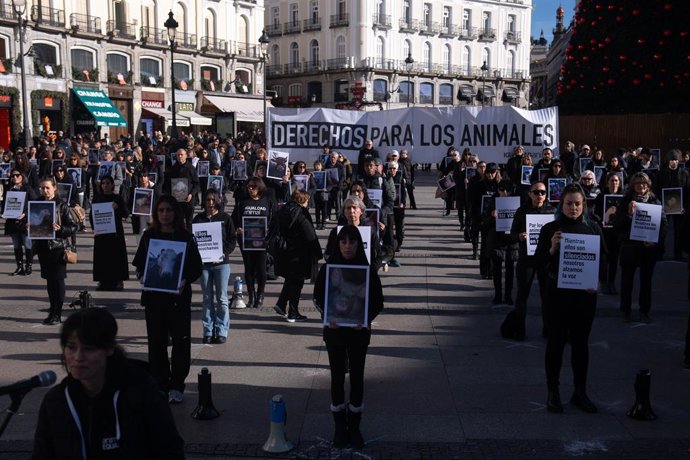 Concentración por el Día Internacional de los Derechos de los Animales (DIDA), organizada por Igualdad Animal, en la Puerta del Sol, a 13 de diciembre de 2025, en Madrid (España). Igualdad Animal lleva desde 2008 organizando este acto para recordar que lo