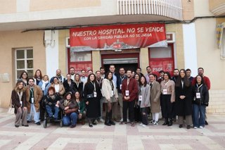 El secretario general del PSOE de Jaén, Juan Latorre, junto al comité de las Juventudes Socialistas.