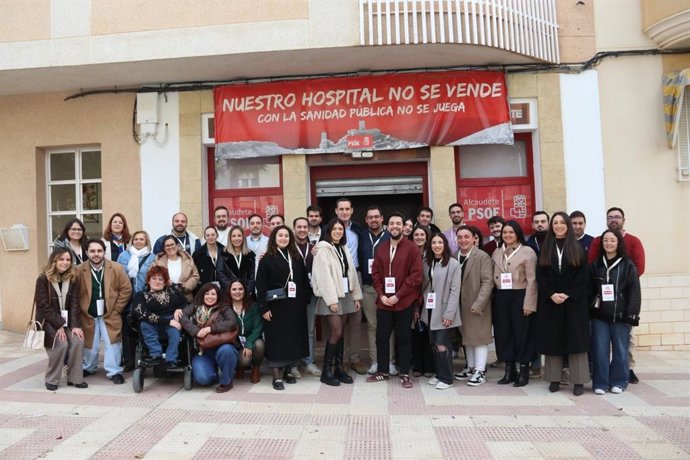 El secretario general del PSOE de Jaén, Juan Latorre, junto al comité de las Juventudes Socialistas.