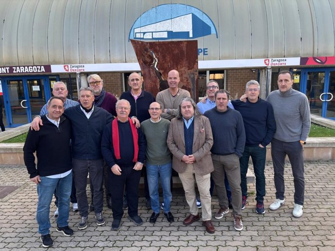 Componentes de la selección española juvenil de baloncesto de 1985 frente al pabellón Príncipe Felipe de Zaragoza para celebrar el cuadragésimo aniversario de su subcampeonato de Europa.