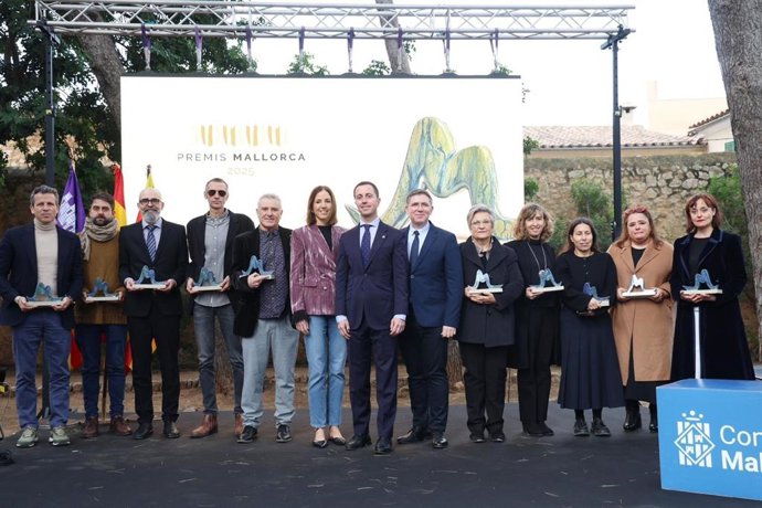 El presidente del Consell, Llorenç Galmés; la vicepresidenta primera y consellera insular de Cultura y Patrimonio, Antònia Roca, y el director insular de Cultura, Guillem Ginard, con todos los galardonados