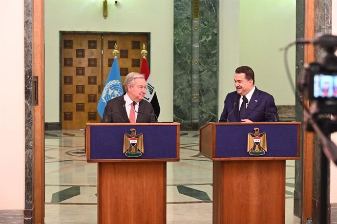 El secretario general de la ONU, António Guterres, y el primer ministro de Irak, Mohamed al Sudani, este sábado 13 de diciembre durante la clausura de la UNAMI en Bagdad